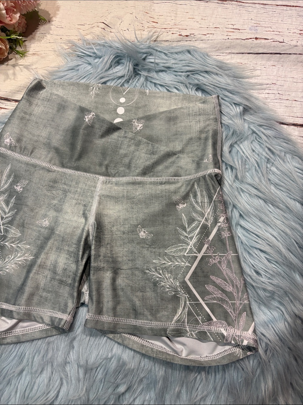 Yoga Democracy Pure Sage Graphic Crossover Workout Yoga Shorts - Picture 3 of 8